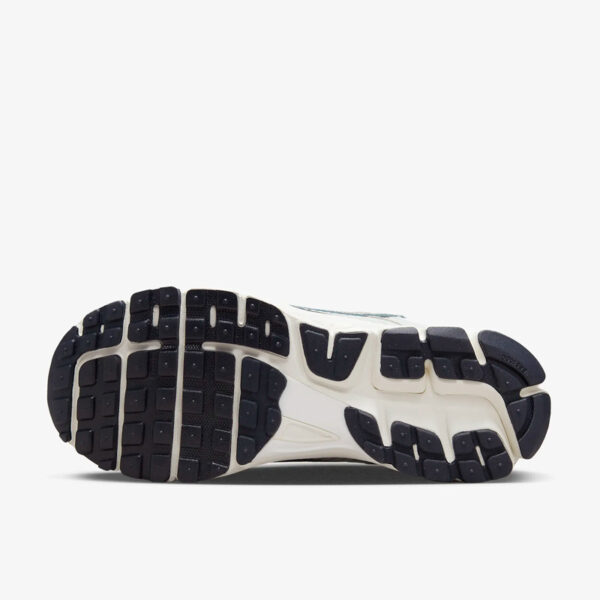 Buty Nike Zoom Vomero Szaro Srebrne - Photon Dust FD0884-025 - obrazek 4